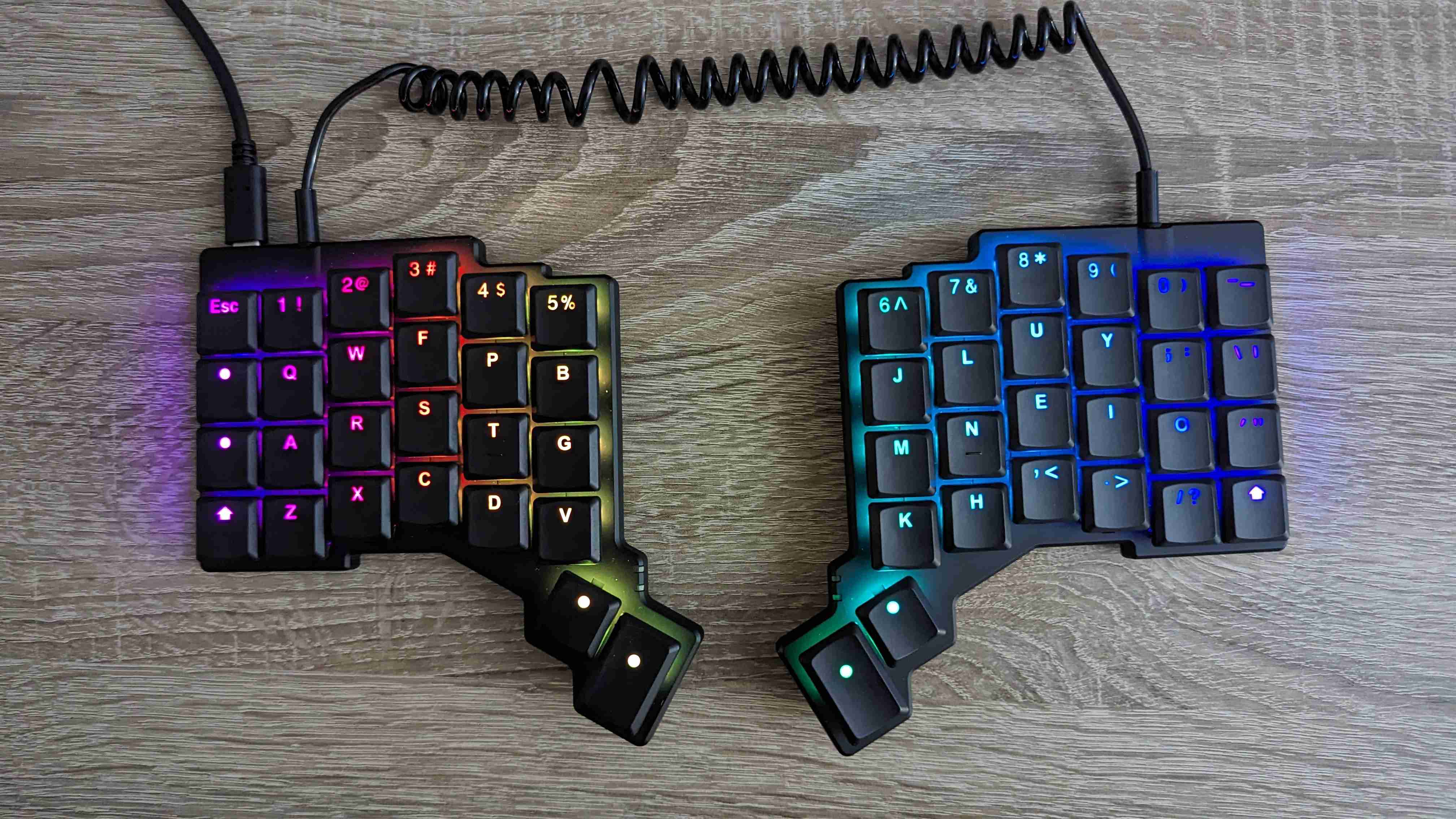 A ZSA Voyager split keyboard with a COLEMAK layout on it.