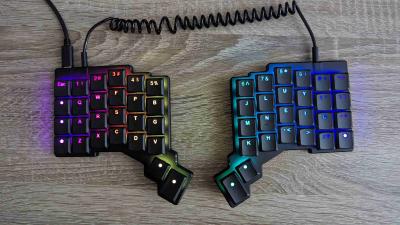 A ZSA Voyager split keyboard with a COLEMAK layout on it.